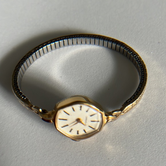 Caravelle Gold Tone Ladies Vintage Watch - Picture 15 of 15
